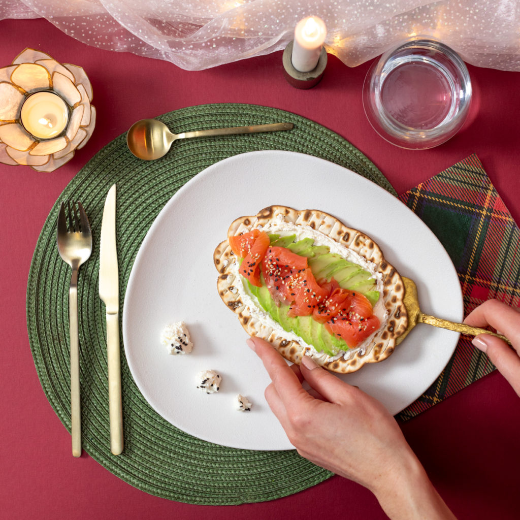 Tartine au pain azyme Heumann garnie de fromage frais, avocat et saumon fumé