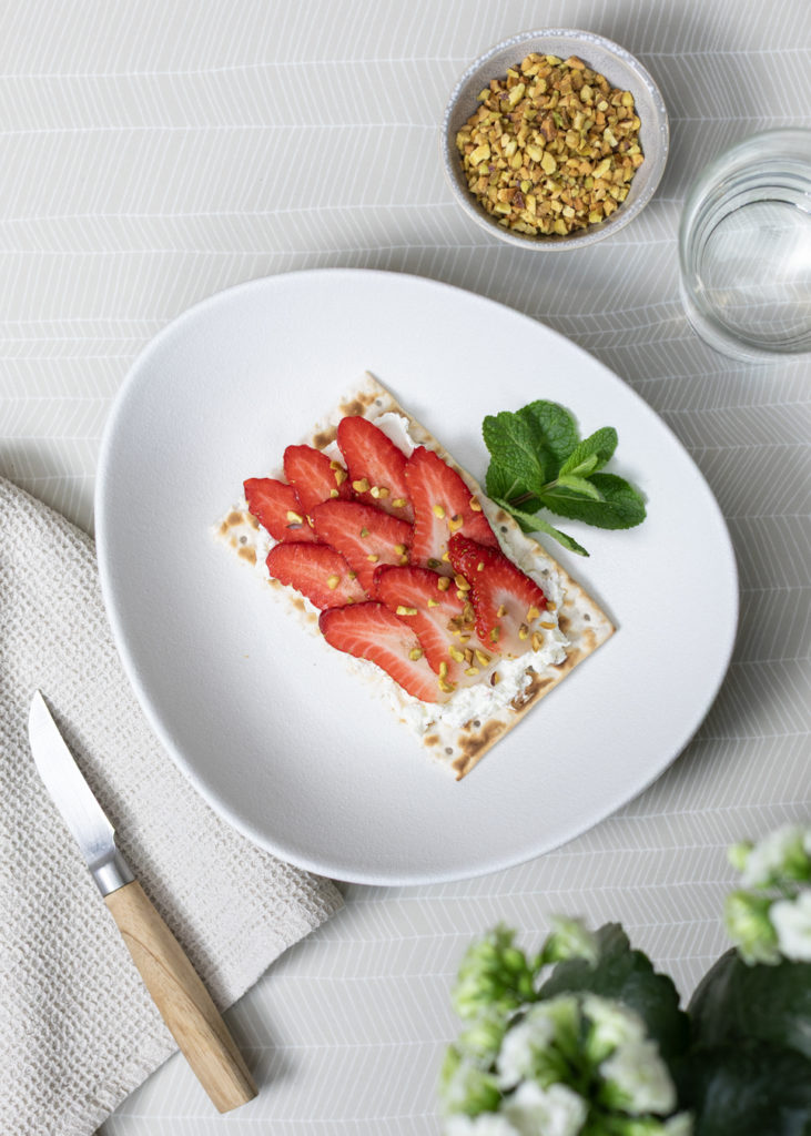 Tartine de pain azyme Heumann avec fromage frais, fraises et pistaches concassées